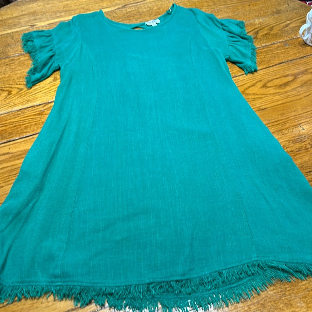 Umgee green swing dress with raw hemline and cuffs. Keyhole back, pockets. Large